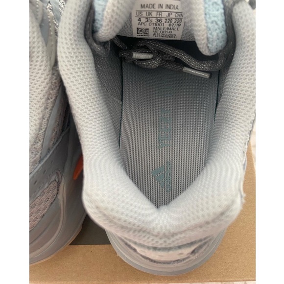 “YEEZY 700 V2” with original box - Picture 4 of 5